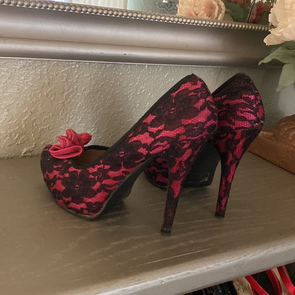 Flirty Pink and black laced high heels - Picture 2 of 3